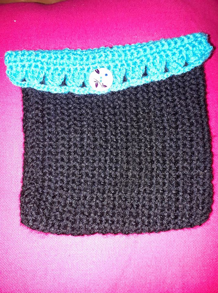 Pochette noire -turquoide - bouton