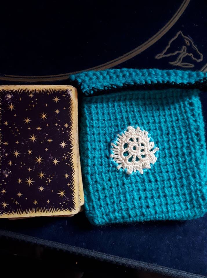 Pochette turquoise- fleur blanche -liseret turquoise